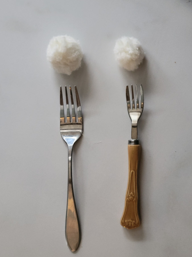make different sized pom poms with a fork