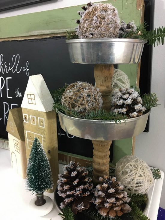 This is my kind of holiday decoration - inexpensive and easy to make! By adding fake snow to pine cones, it's easy to create natural and rustic Christmas decorations.