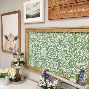 An EASY way to hang a gallery wall; this is just what I need! I love the farmhouse look to this gallery wall.