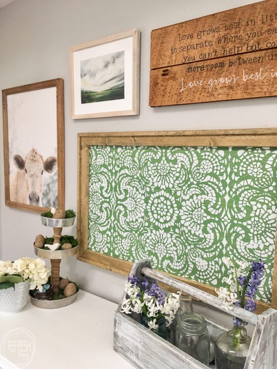 An EASY way to hang a gallery wall; this is just what I need! I love the farmhouse look to this gallery wall.