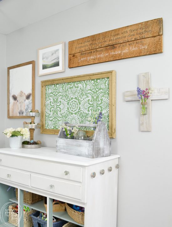 An EASY way to hang a gallery wall; this is just what I need! I love the farmhouse look to this gallery wall.