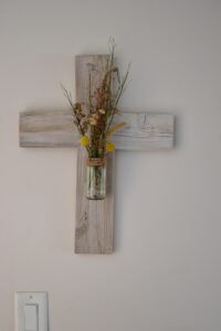 DIY wooden cross made from reclaimed wood and an old glass food jar. Perfect upcycled project for DIY home decor.