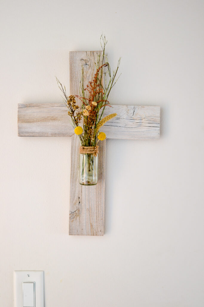 DIY wooden cross made from reclaimed wood and an old glass food jar. Perfect upcycled project for DIY home decor.