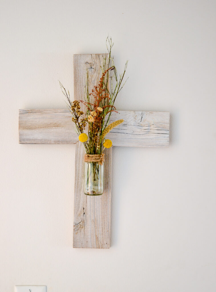 how to make a wooden cross using wood boards and adding a small vase for flowers