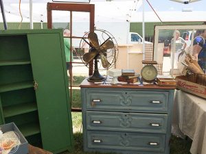 I can't wait to try out these tricks for shopping at flea markets this summer! I love the tips on how to negotiate.