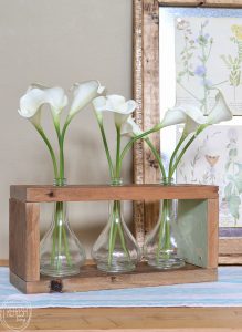 What an easy project using old glass jars and reclaimed wood. I love the combination of the barn wood with the glass! Includes a full tutorial.