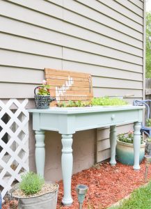 An old sofa table can be reused as a DIY raised garden bed! This is such an easy outdoor project!