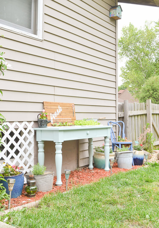 An old sofa table can be reused as a DIY raised garden bed! This is such an easy outdoor project!