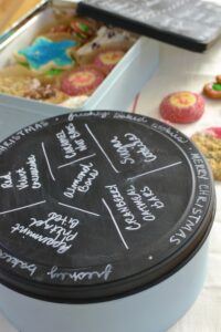 I see old tins all the time - this is a great way to reuse them. These chalkboard tins would be a great way to give Christmas cookies to friends and family. I love the idea to write the names of the cookies right on the front of the tin! Upcycled Christmas cookie tins via Refresh Living.
