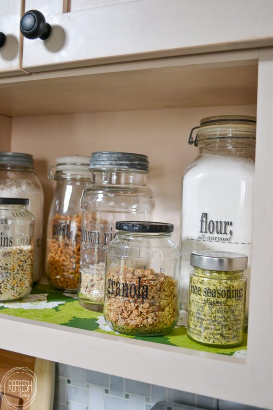 Free printable pantry labels including how to make clear labels for glass jars. These labels will help you to organize your dry foods in a pretty way.