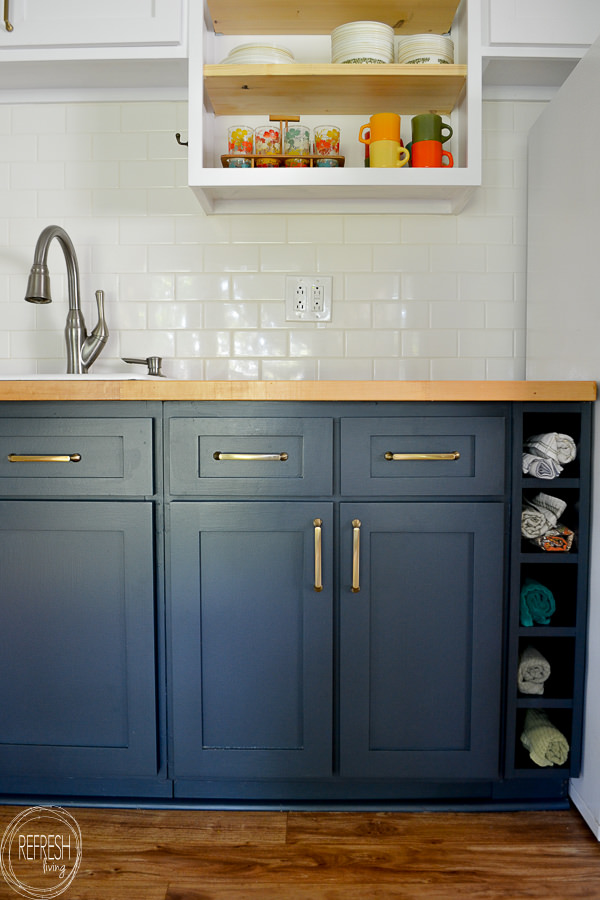 I've been wanting to replace the cabinet doors in my kitchen. Look at the difference it can make without spending extra money to completely replace the entire cabinet! The perfect budget friendly way to update your kitchen and make it look completely new. Reface kitchen cabinets instead of replace or paint existing doors via Refresh Living.