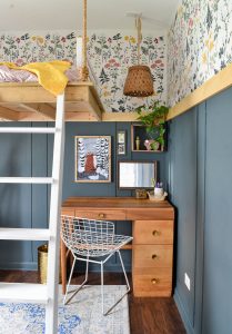 Kids bedroom makeover with modern, vintage, and boho style. Tons of easy DIY projects like this refinished MCM desk with thrift store and estate sale finds.