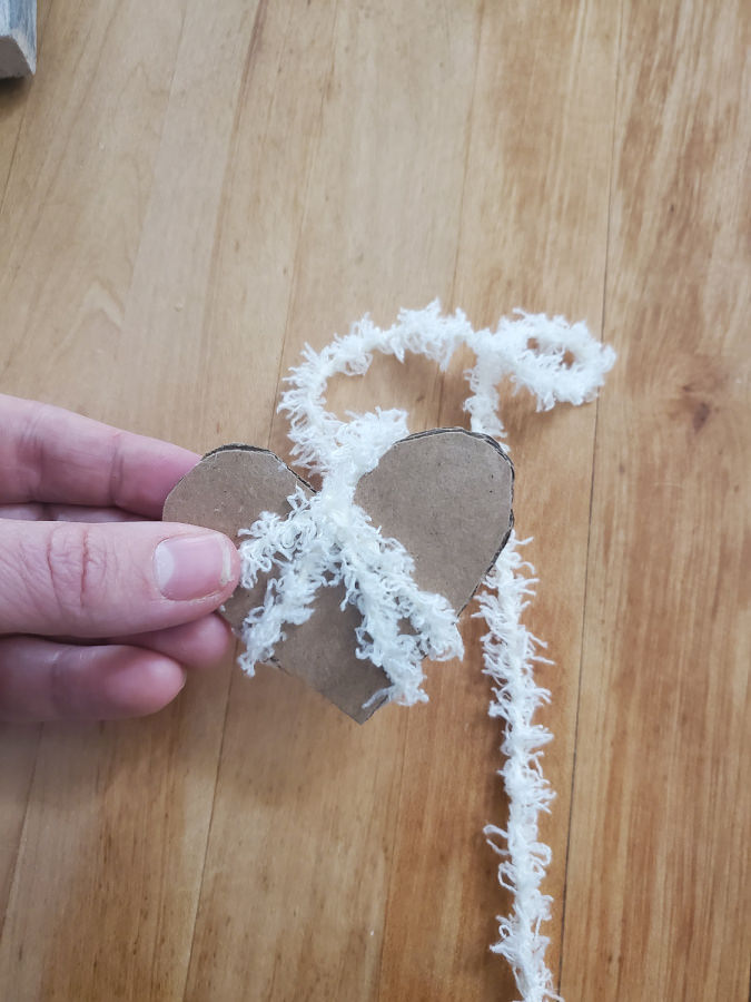 wrap yarn around cardboard heart to make DIY valentines decor
