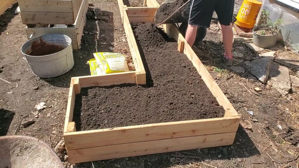 how to fill a raised garden bed with best soil mixture • Refresh Living